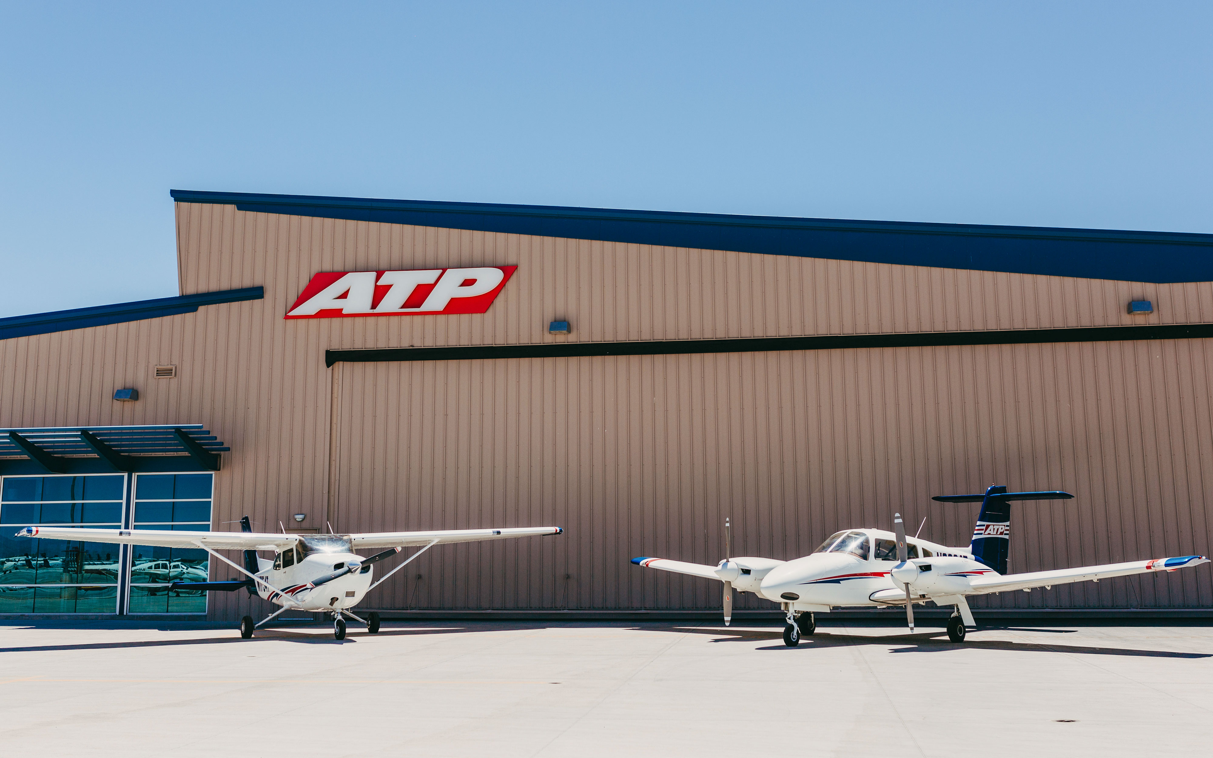 Flight school. ATP Jet. Ascent Aviation Academy Flight School van nuys здание. Pilots Training Cessna. Пайпер Семинол Пулково.