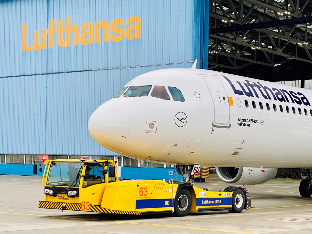 Lufthansa LEOS takes delivery of second all-electric aircraft tractor