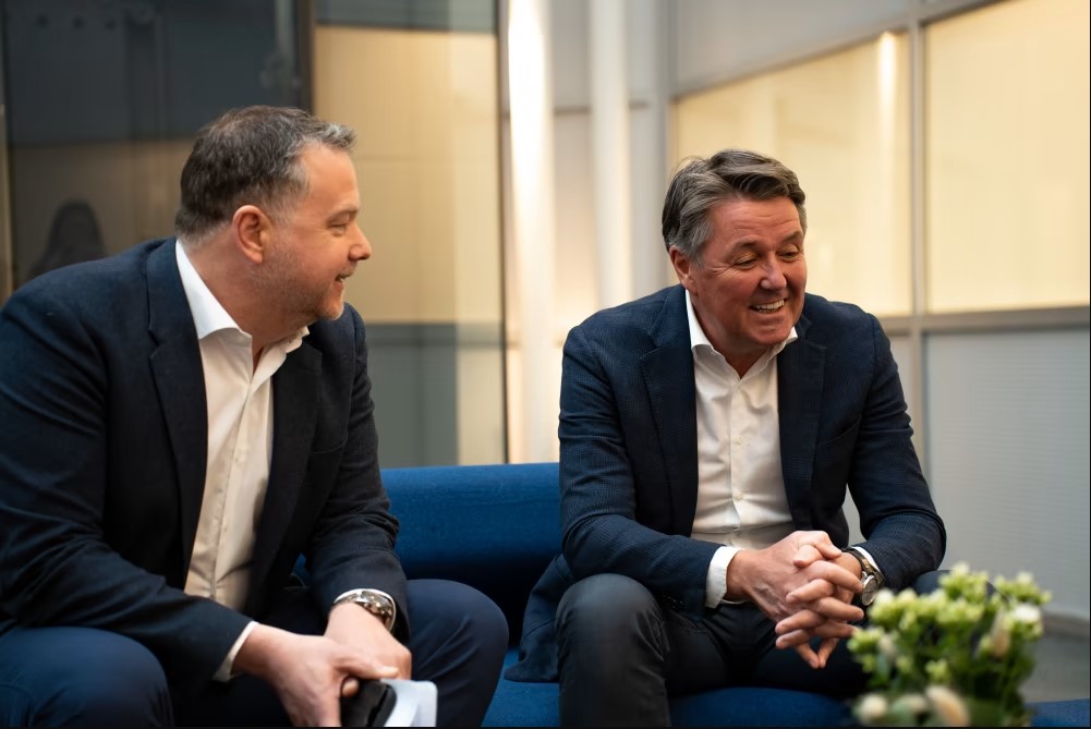 Lars Bjørn Larsen, CCO of Norsk e-Fuel, and Geir Karlsen, CEO of Norwegian, met at Norwegian's headquarters to sign the partnership agreement