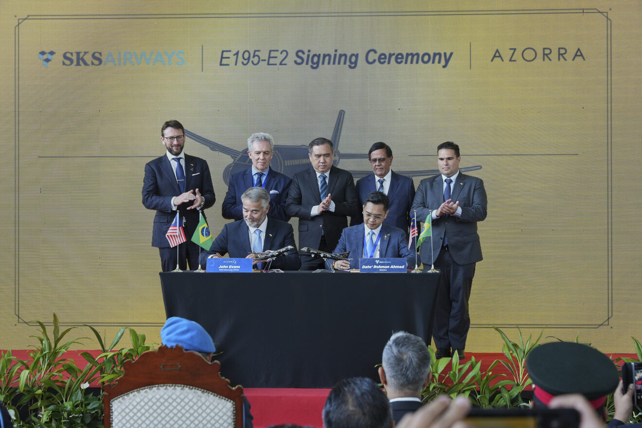 Signing ceremony between Embraer and SKS Airways at LIMA'23