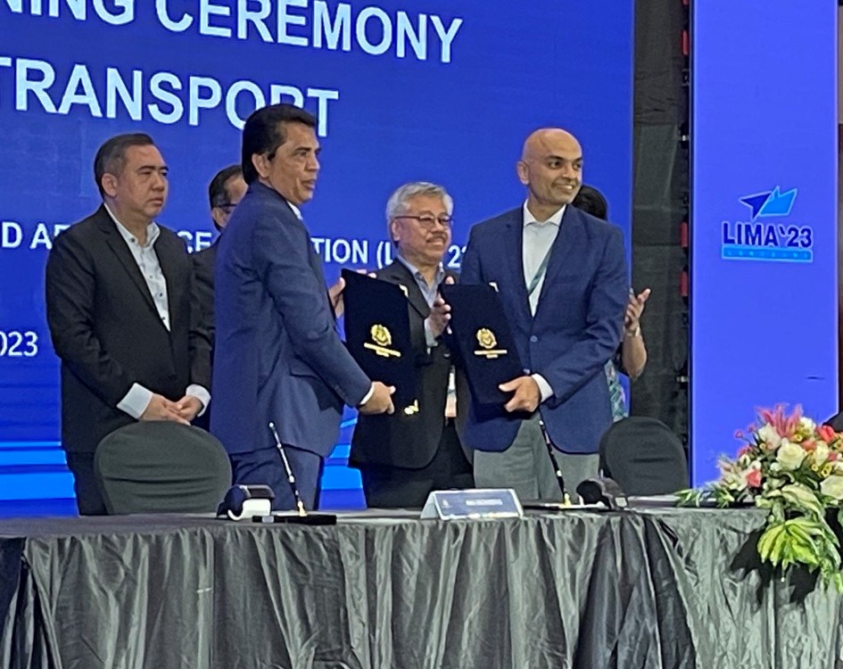 Signing ceremony of the MRO services agreement between MAB Engineering and Spirit AeroSystems