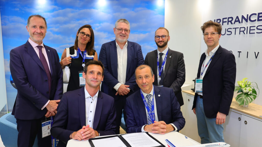 Contract signing between AFI KLM E&M and CMA CGM AIR CARGO at the Paris Air Show