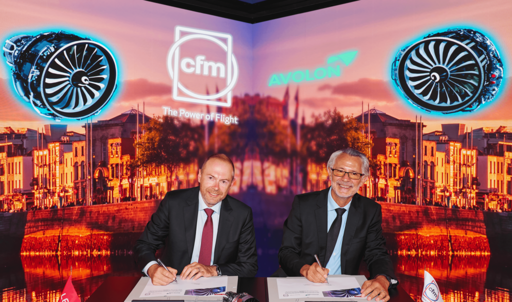 Andy Cronin, CEO of Avolon (L) and Gaël Méheust, President & CEO of CFM International, finalise an order for 80 CFM LEAP-1B engines