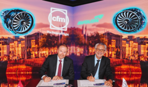 Andy Cronin, CEO of Avolon (L) and Gaël Méheust, President & CEO of CFM International, finalise an order for 80 CFM LEAP-1B engines