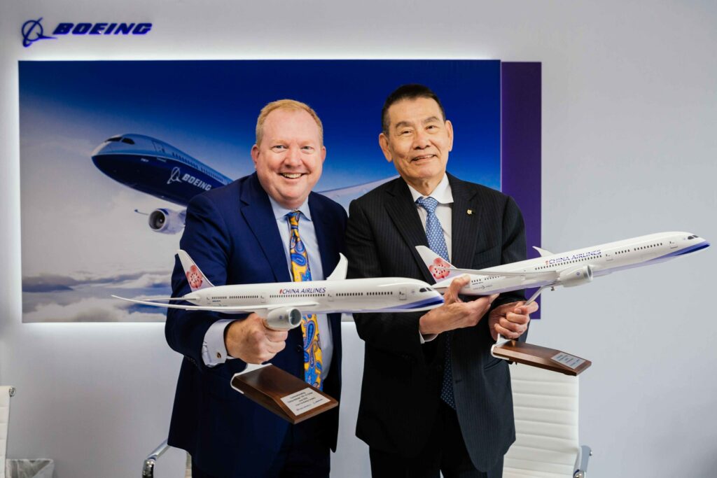 Stan Deal, President and CEO Boeing Commercial Airplanes and Su-Chien Hsieh, Chairman of China Airlines, signed the order for eight 787-9 Dreamliners