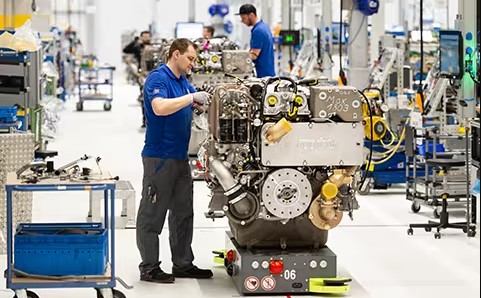 At the new Rolls-Royce plant in Kluftern, employees produce mtu engines of the proven Series 2000