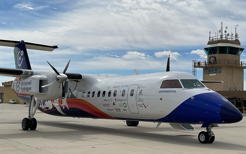 Dash-8 modified 40-passenger regional airliner, powered on one side by a hydrogen fuel cell powertrain