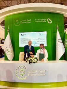 Gregoire Lebigot (l) signing MOU with Khalil Ibnsalamah (r)