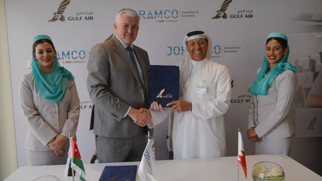 Gulf Air Chief Executive Officer Captain Waleed Abdul Hameed Alalawi (l) and Joramco’s Chief Executive Officer Fraser Currie, at the Dubai Airshow 2023 © Gulf Air