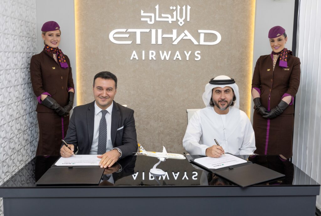 Savas Toplama (l) CCO of flydocs and Mohammad Al Bulooki (r) COO of Etihad Airways at the signing ceremony