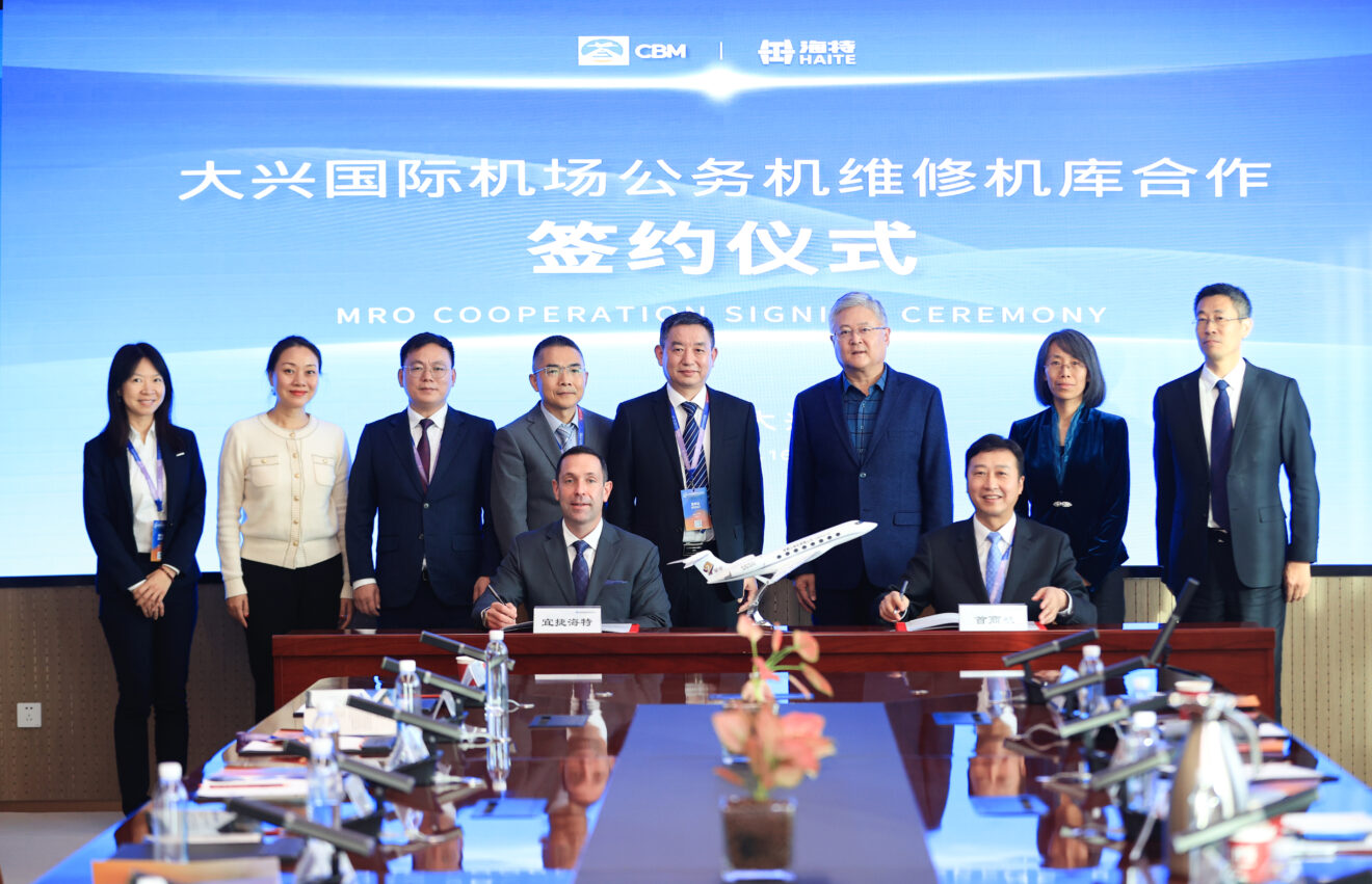 ExecuJet Haite General Manager Paul Desgrosseilliers and CBM General Manager Li Yingyong signing the contract
