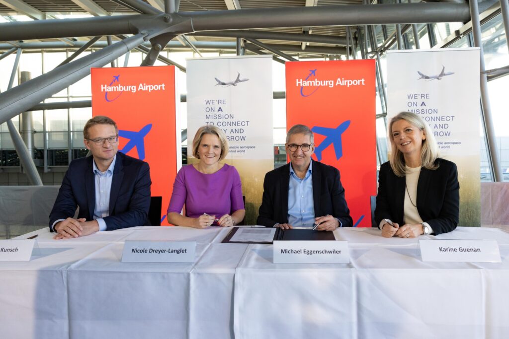 Christian Kunsch, Managing Director of Hamburg Airport, Nicole Dreyer-Langlet, responsible for research and technology at Airbus in Germany, Michael Eggenschwiler, CEO of Hamburg Airport, Karine Guenan, Head of ZEROe Ecosystem at Airbus sign the cooperation agreement