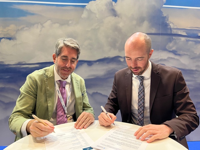 Signing of the MoU between Crisalion Mobility and Bluenest by Globalvia © Crisalion