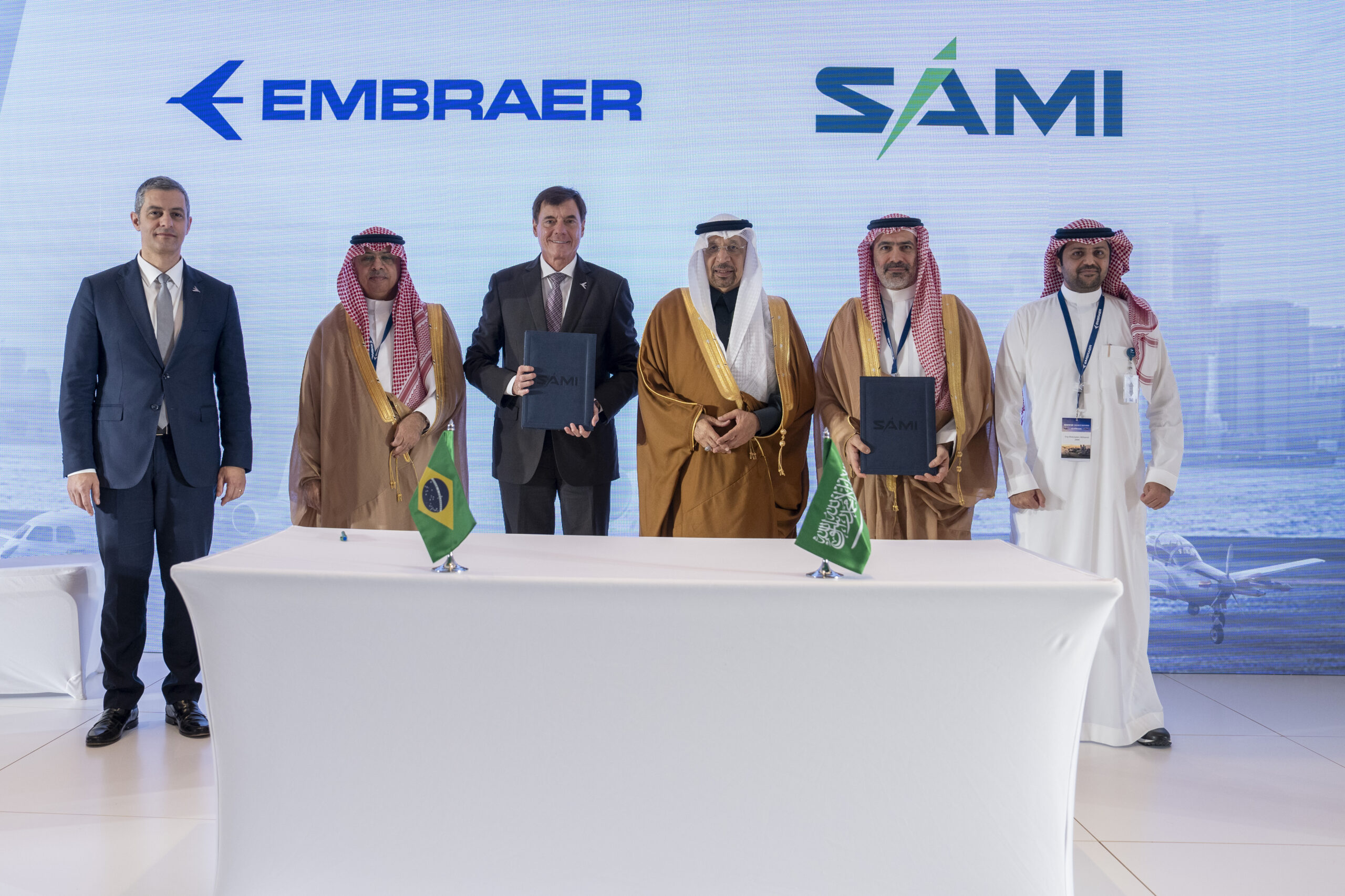 Representatives from SAMI and Embraer at the official MoU signing © Embraer