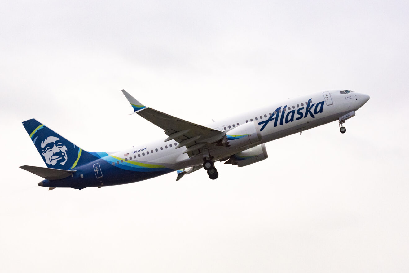 Alaska_Airlines_first_737-8-