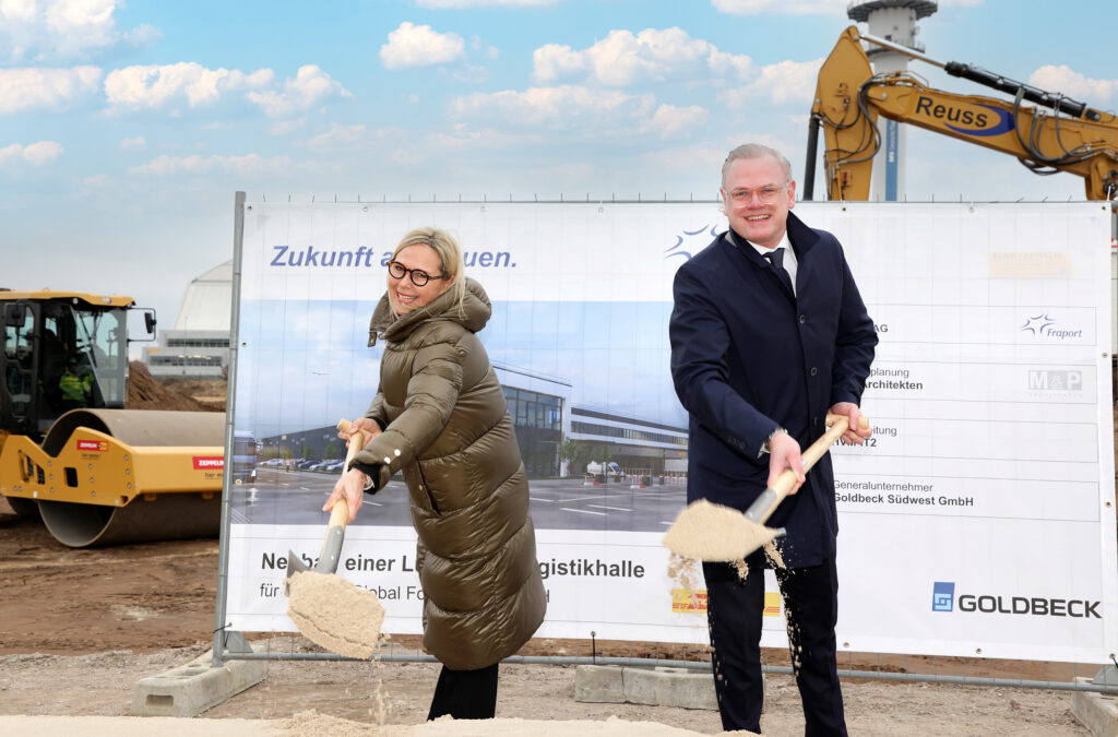 Anke Giesen, Executive Director Retail and Real Estate at Fraport AG and Tobias Schmidt, CEO of DHL Global Forwarding Europe, at the official ground-breaking ceremony