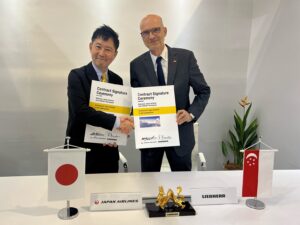 Contract signing at the Singapore Airshow between Liebherr-Aerospace and JAL © Liebherr-Aerospace