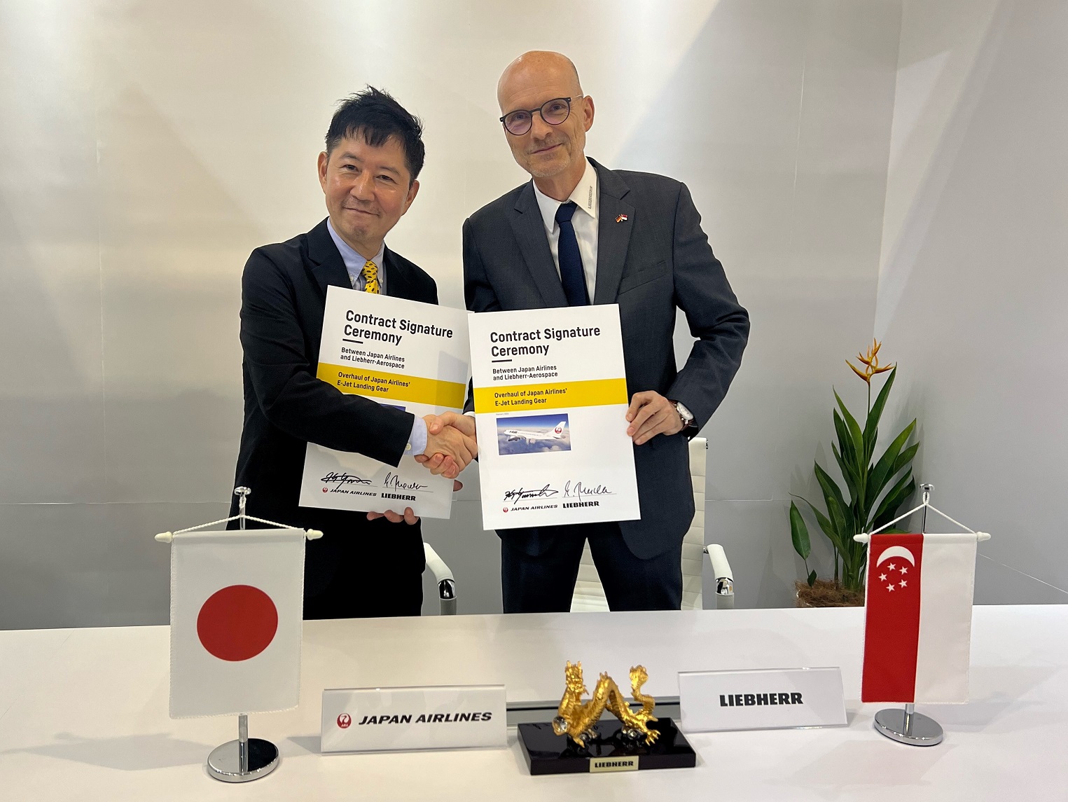 Liebherr-Aerospace and JAL sign landing gear service contract