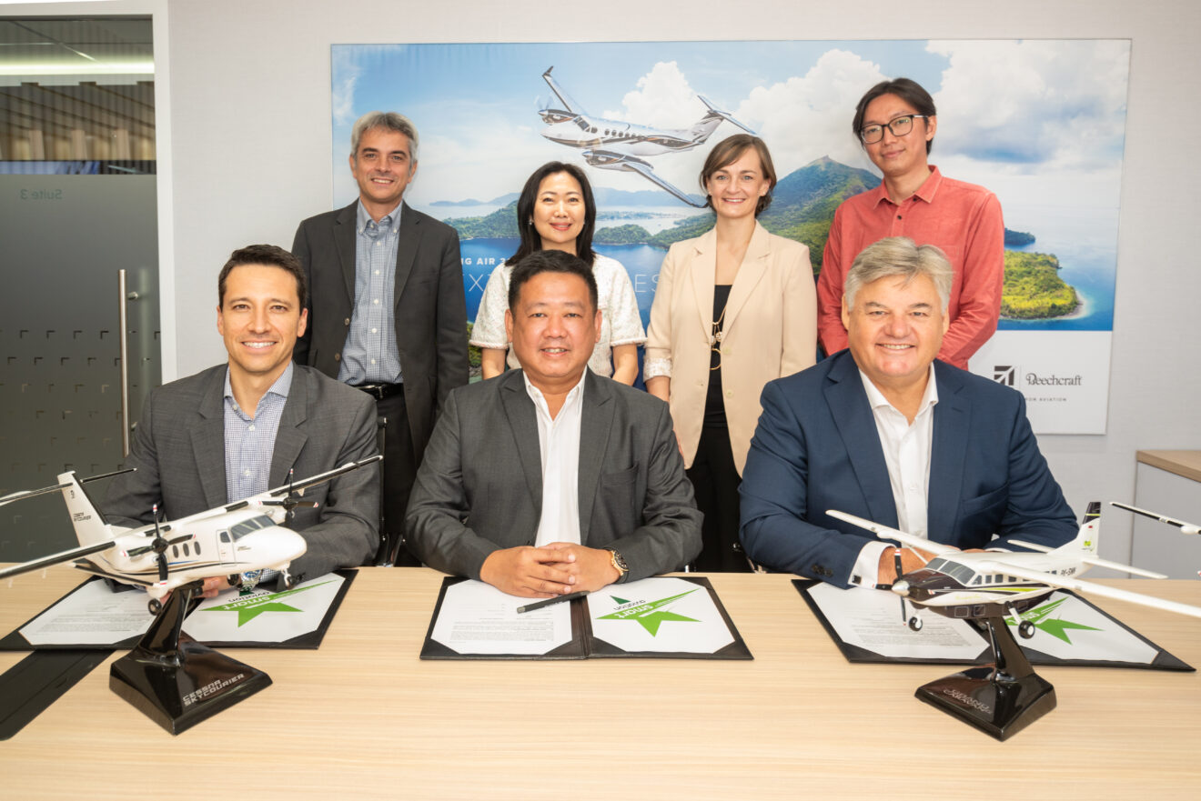 Representatives from Textron Aviation and Smart PT during signing ceremony at the Singapore Airshow © Textron Aviation
