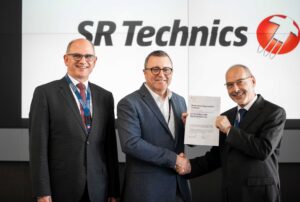 Oscar Koller and Ronald Meier (FOCA) with Urs Kunzelmann (middle), GM SR Technics Line Maintenance AG © SR Technics