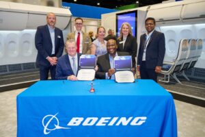Contract signing at MRO Americas in Chicago, between Ontic and Boeing © Ontic