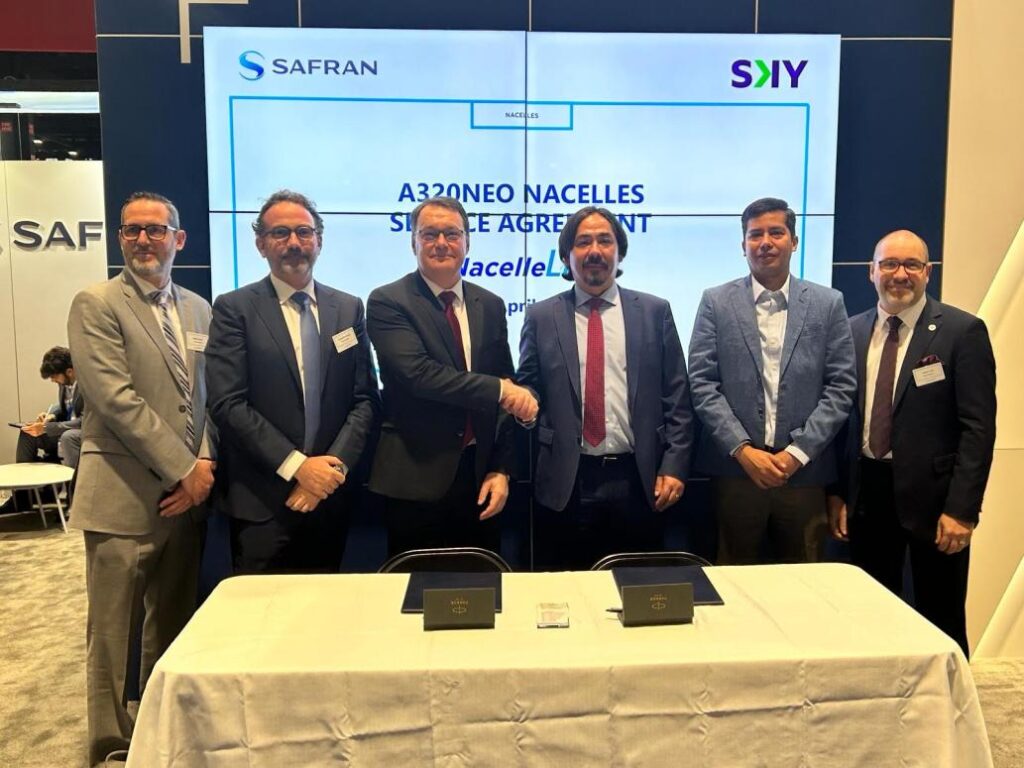 Representatives from Sky Airline and Safran Nacelles signed the new deal at MRO Americas in Chicago © Safran