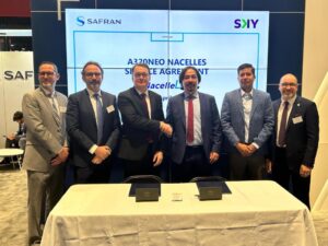 Representatives from Sky Airline and Safran Nacelles signed the new deal at MRO Americas in Chicago © Safran