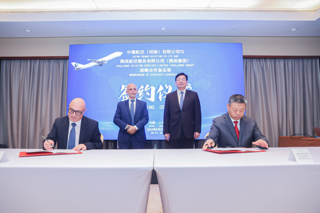 Signing ceremony at the Air Cargo China trade show © Challenge Group