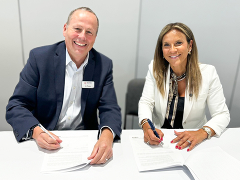 Ian Reason, SVP of Barnes and President of Barnes Aerospace and Irene Makris, VP Customer Service, Pratt & Whitney Canada signing the new agreement