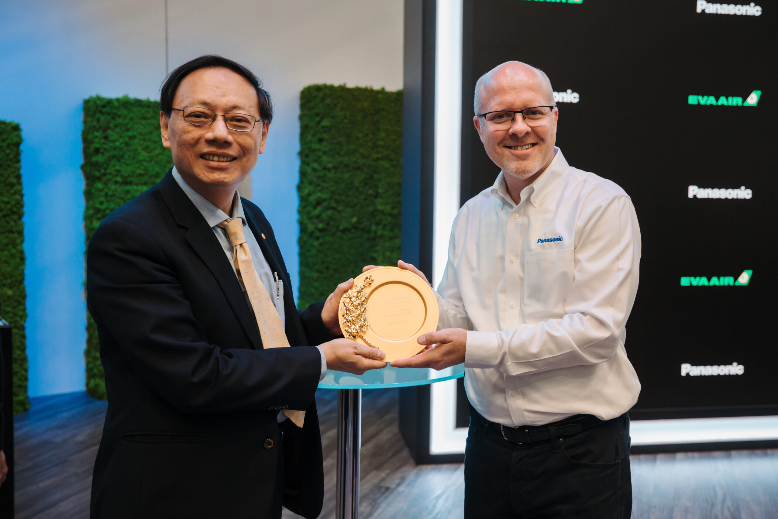Victor Chiang, Vice President, Corporate Planning Division, EVA Air and Ken Sain, Chief Executive Officer, Panasonic Avionics
