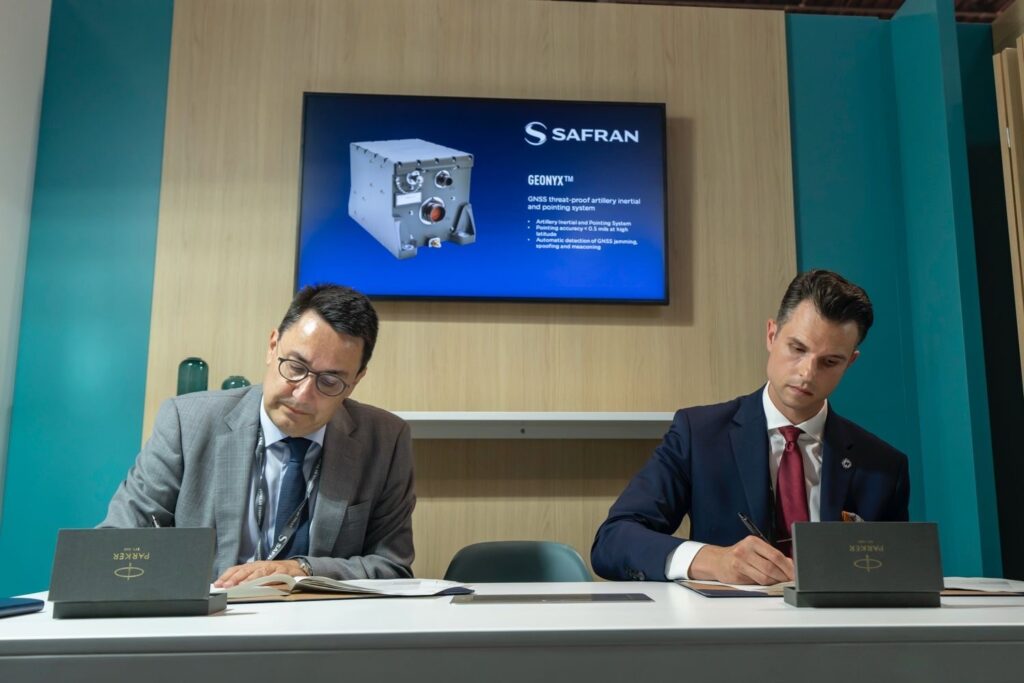 Safran Electronics & Defense and Wojskowe Zakłady Elektroniczne (WZE S.A.) signing the contract © Safran