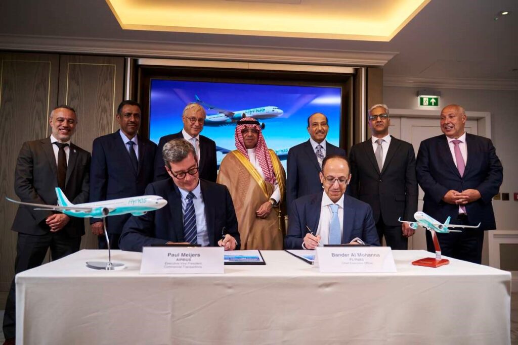Paul Meijers, Airbus EVP Commercial Transaction (l) and Bander Al Mohanna, Flynas CEO, signing the MoU at the Farnborough Airshow © Airbus