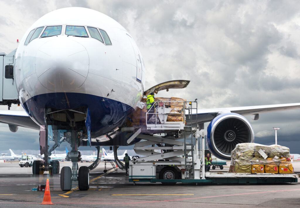 Loading cargo on an aircraft