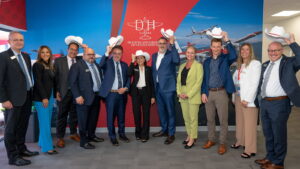 Leaders from De Havilland Aircraft and Pratt & Whitney Canada met at Farnborough to announce the launch of the certified refurbishment programme of the Dash 8-400 regional turboprop © Pratt & Whitney