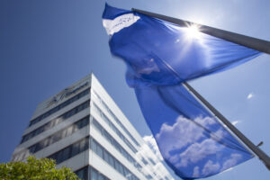 Flags in front of Fraport's headquarters © Fraport