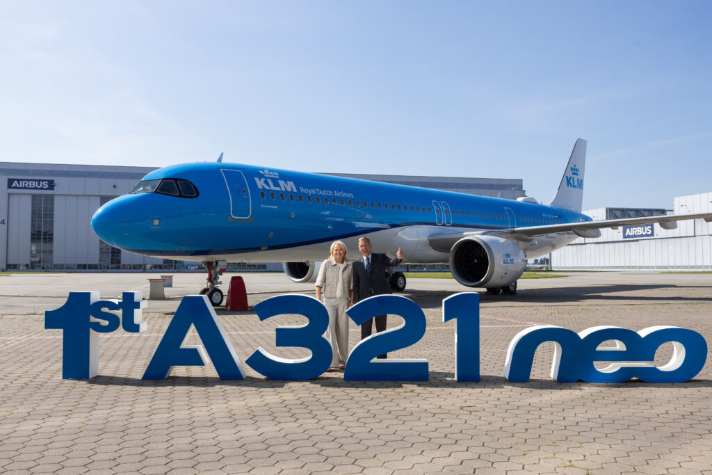 The first A321neo for KLM was handed over by Wouter van Wersch (r), Airbus EVP International, to Marjan Rintel (l), President & CEO KLM