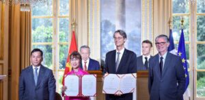 Signing ceremony at the Élysée Palace in Paris, witnessed by President Tô Lam, French President Emmanuel Macron and high-level delegations from both countries