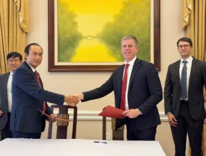Vietjet Vice President To Viet Thang (left) and AV AirFinance CEO Stephen Murphy (right) sign the agreement © VietJet