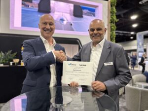 Christian Pinter, General Manager, Group Procurement, HAECO Group (l) Paul Lochab, CCO, Satair (r) HAECO