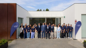 The first 18 employees of Lufthansa Technik Portugal, together with Volker Magunna and representatives of AICEP and the city of Santa Maria da Feira, in front of the new training centre