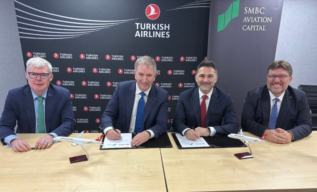Representatives of SMBC Aviation Capital and Turkish Airlines at the contract signing