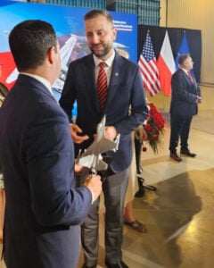Nick Smythe of Lockheed Martin (l) presents an F-16 model to Deputy Prime Minister and Minister of National Defence Władysław Kosiniak-Kamysz (r)