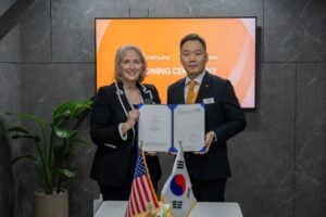 Rita Flaherty, Vice President at GE Aerospace’s Defence & Systems and Hanwha Aerospace President Sun Kim © GE Aerospace