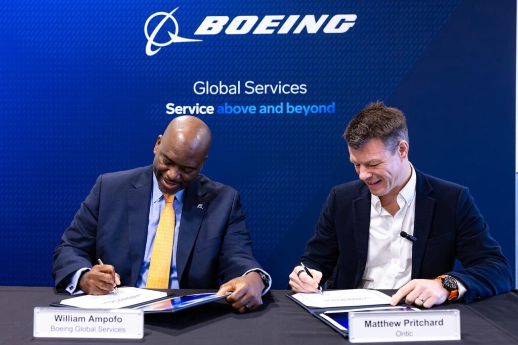 The new distribution agreement was signed during the MRO Europe event in London © Ontic