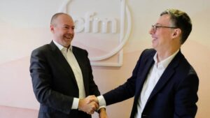 Andy Cronin (l), CEO of Avolon and Stéphane Cueille (r) Président, Safran Aircraft Engines