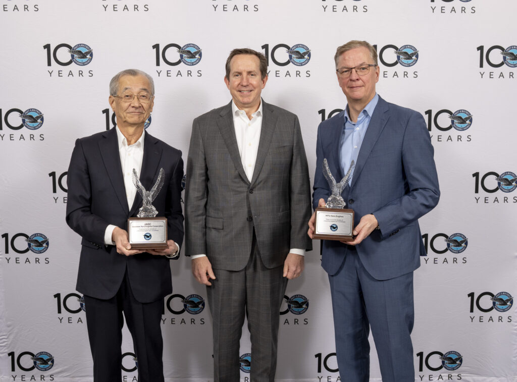 JAEC Chairman Tsugio Mitsuoka (l), Pratt & Whitney President Shane Eddy (m) and MTU CEO Dr Johannes Bussmann (r)