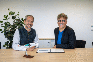 Nico Neumann (l) (CEO of Deutsche Aircraft) and Gilles Heinrich (r) (President of MAFELEC Team) © Deutsche Aircraft