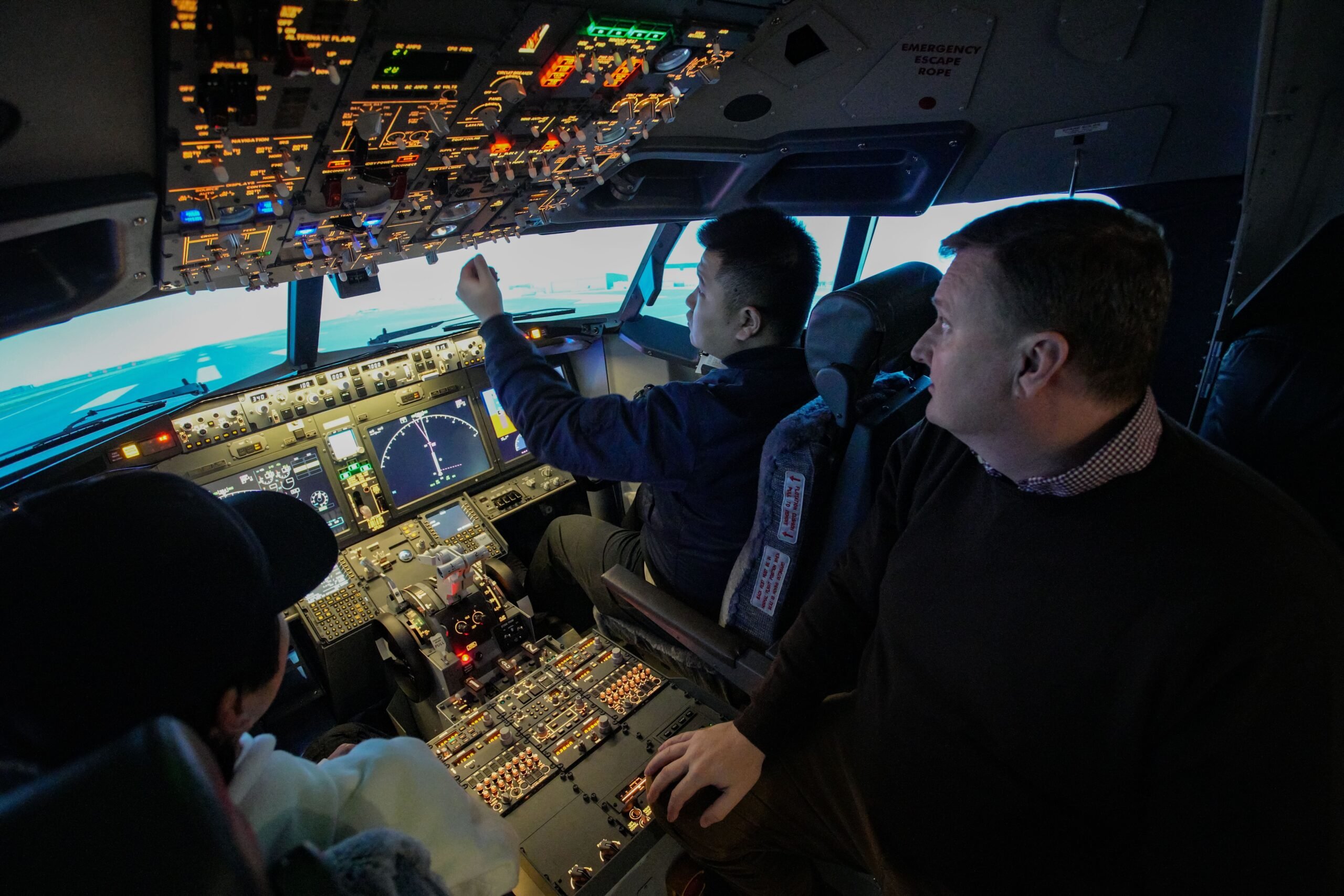 Students and instructor inside a flight simulator © Shutterstock