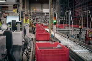 A Daher operator supervises operations in the automated warehouse © Daher