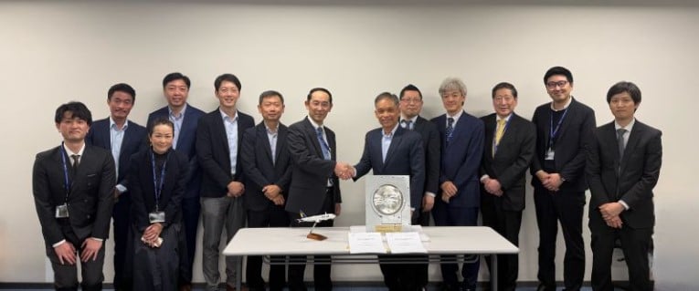 Representatives from Skymark Airlines and ST Engineering Aerospace &copy; ST Engineering